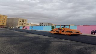 بالصور: تعبيد طريق ابن رشد الجديدة بالزفت الساخن