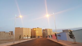 تركيب الأعمدة الكهربائية الجديدة بطريق ابن رشد الجديدة وإنارة الشارع