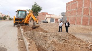 بالصور: أشغال وضع أنبوب سيربط ساحة أنوال بالماء بحي الشويبير