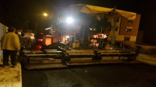 بالصور: تعبيد طريق سبويه بالزفت الساخن