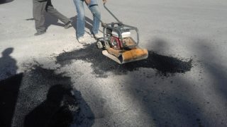 بالصور: اصلاح مجموعة من الحفر بطرق المدينة