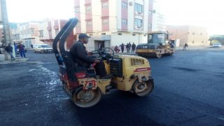 بالصور: تعبيد طريق ابن رشد بالزفت الساخن بحي النجد الغربي