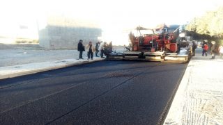 فيديو: تعبيد طريق ابن رشد بحي النجد الغربي بجرسيف