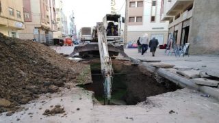 الشروع في إصلاح أنبوب الصرف الصحي المنكسر بتجزئة بخوشة