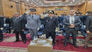 عامل إقليم جرسيف يترأس حفل الإنصات للخطاب الملكي السامي ويشرف على تسليم وسامين ملكيين لإطارين بعمالة جرسيف