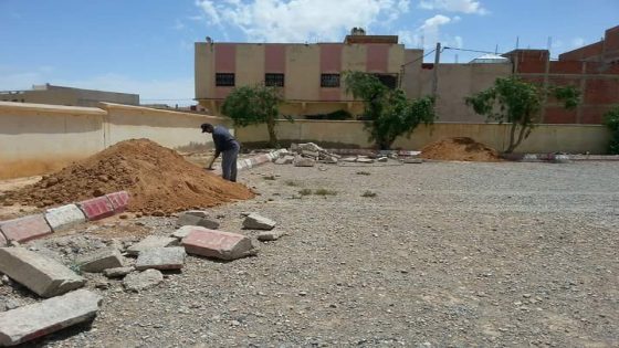 بالصور: أشغال ترصيف جنبات ساحة مدرسة أم البنين وتهييء حديقتها