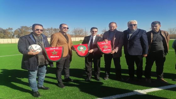 تسليم ملعب الشويبير بعد تكسيته بالعشب الاصطناعي